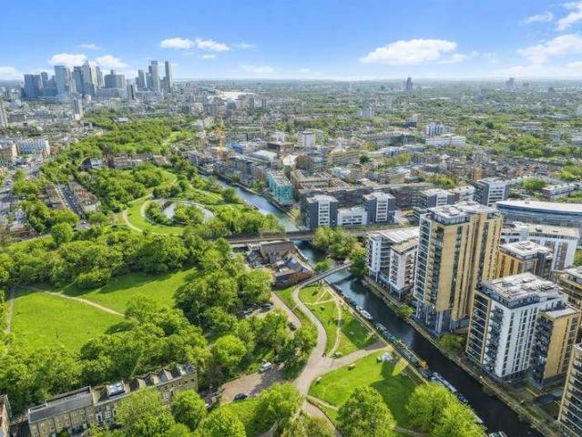 Flat for sale in Suttons Wharf, Mile End