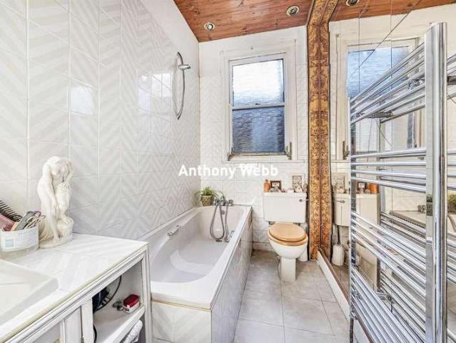 Flat for sale in Palmers Green, Greater London
