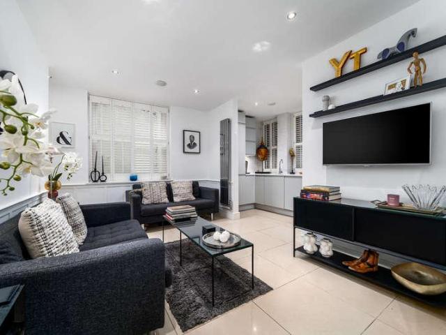 Flat for sale in Brompton, Greater London