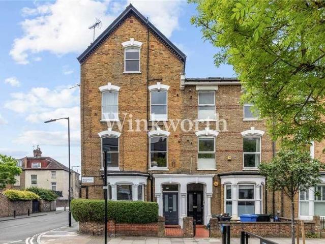 Flat for sale in Brownswood Park, Stoke Newington