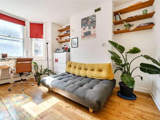 Flat for sale in Kentish Town, Greater London