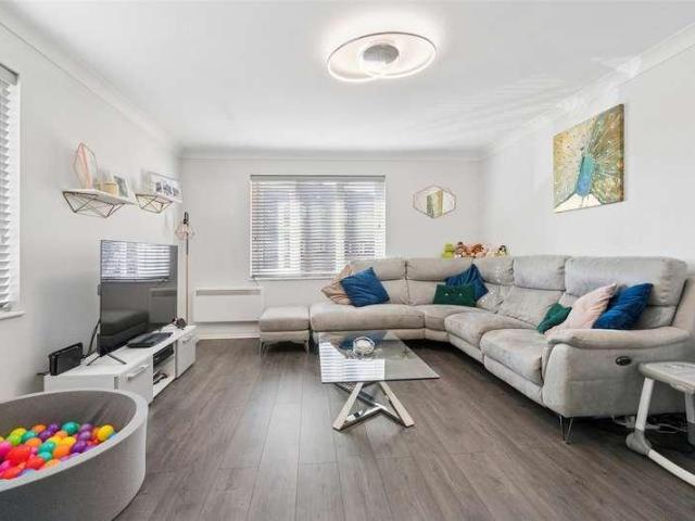 Flat for sale in London Borough of Merton, Collier's Wood