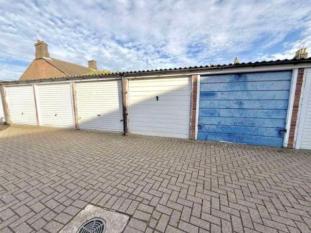 Flat for sale in Dunstable, Bedfordshire