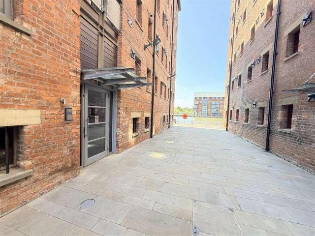 Flat for sale in Gloucester, Gloucestershire