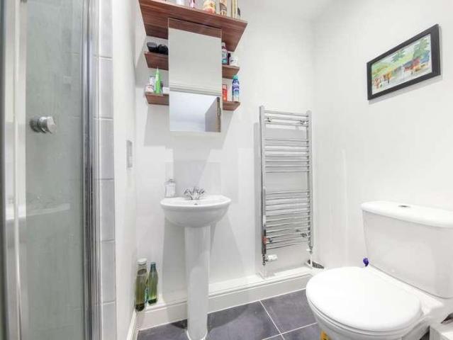Flat for sale in Lane, Greater London