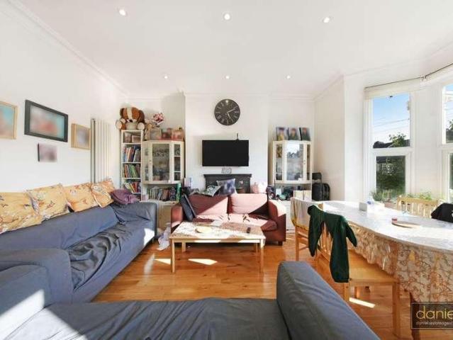 Flat for sale in Harlesden, Greater London