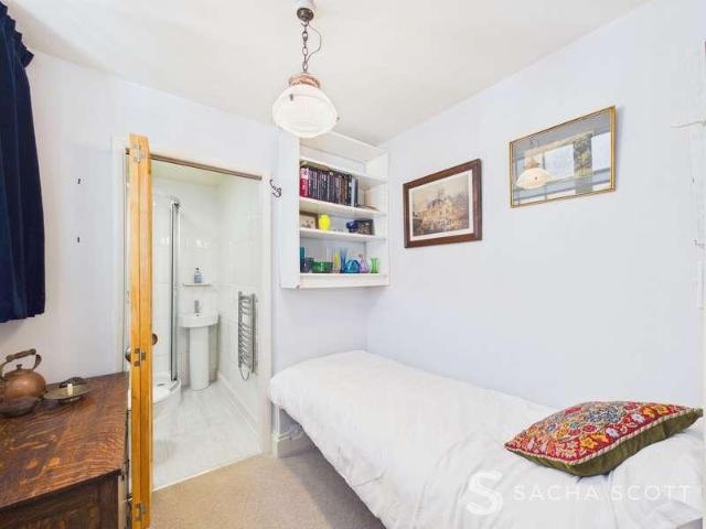 Flat for sale in Woodcote, Epsom