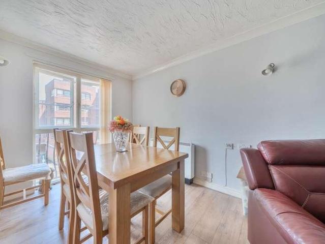 Flat for sale in Gloucester, Gloucestershire