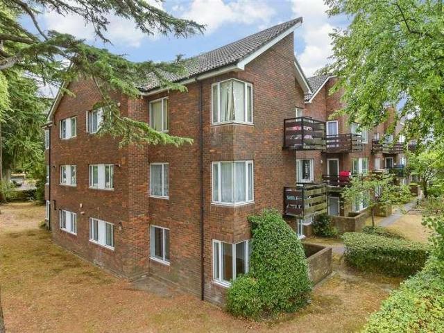 Flat for sale in Carshalton Beeches, Greater London