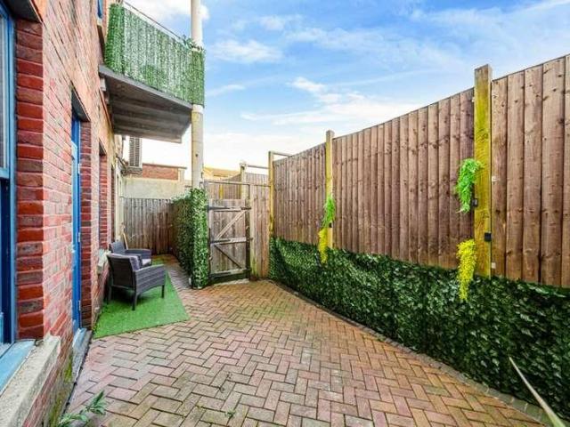 Flat for sale in West Green, Crawley
