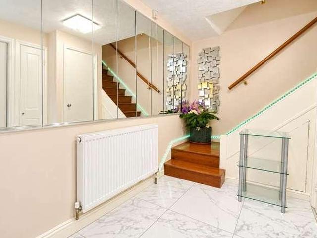 Flat for sale in Hatfield, Fretherne