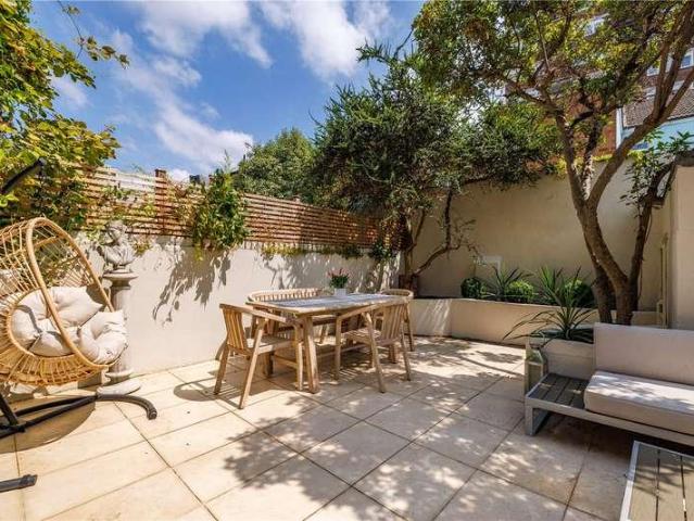 Flat for sale in Fulham, Sands End