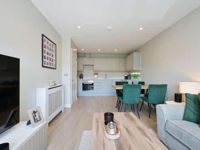 Flat for sale in Epsom, Surrey