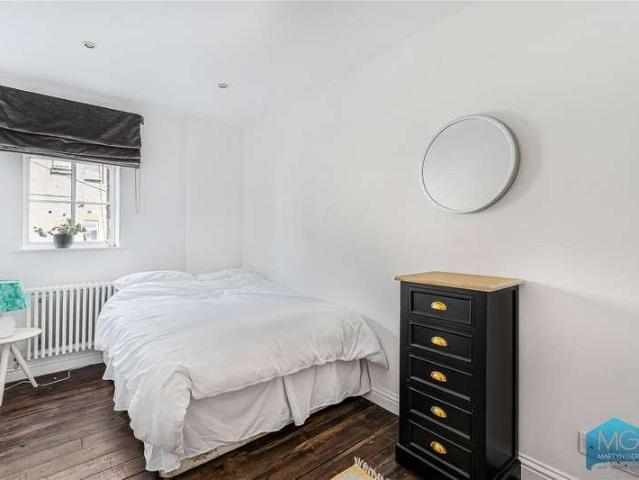 Flat for sale in Palmers Green, Greater London