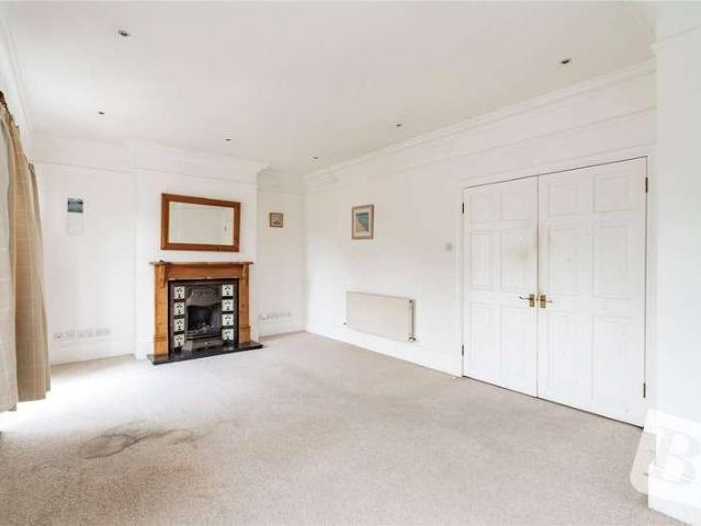 Flat for sale in Upminster, Greater London