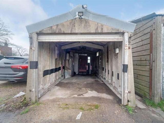 Flat for sale in London Borough of Merton, Raynes Park