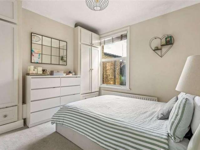 Flat for sale in Summerstown, Greater London