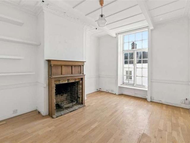 Flat for sale in London Borough of Richmond upon Thames, Greater London