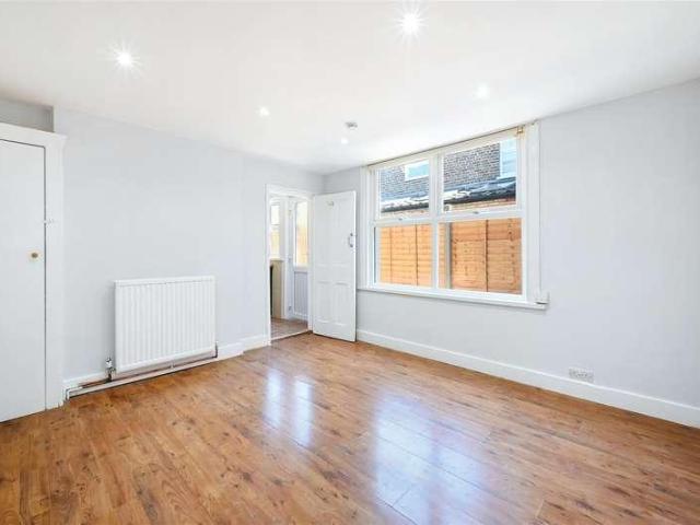 Flat for sale in London Borough of Merton, Collier's Wood