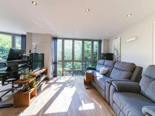 Flat for sale in East Dulwich, Greater London