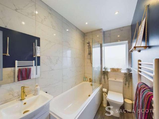 Flat for sale in Worcester Park, Greater London