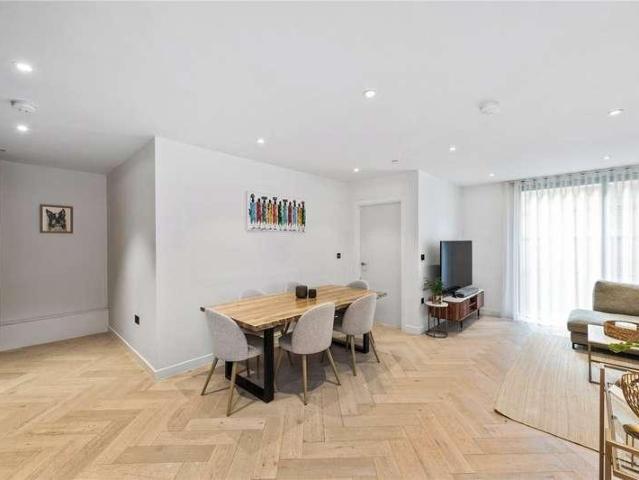 Flat for sale in St. George in the East, Wapping