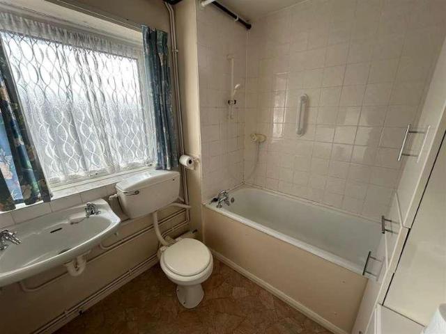 Flat for sale in London Borough of Hounslow, Feltham