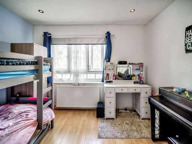 Flat for sale in London Borough of Hounslow, Feltham