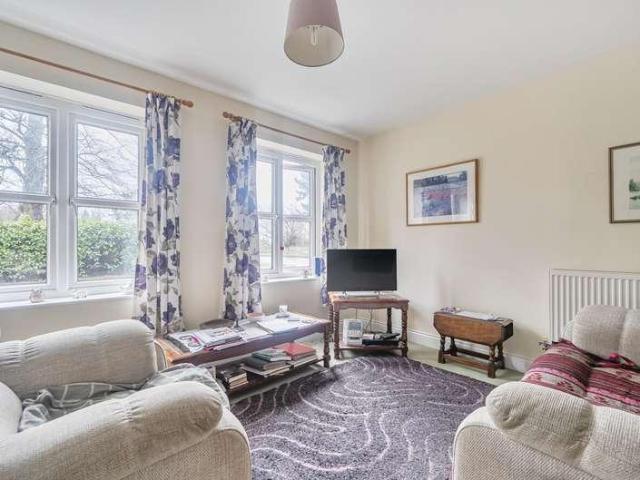 Flat for sale in Milford, Fole