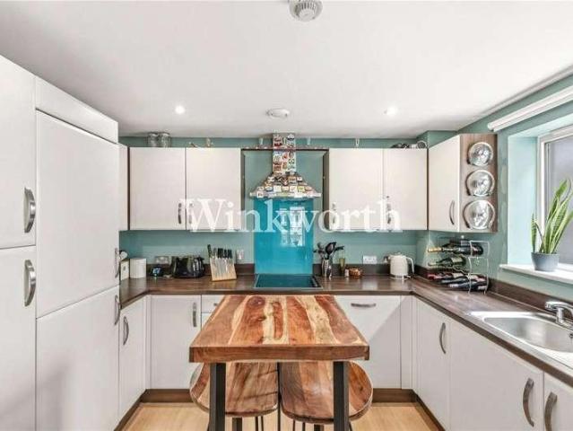 Flat for sale in Stoke Newington, Greater London