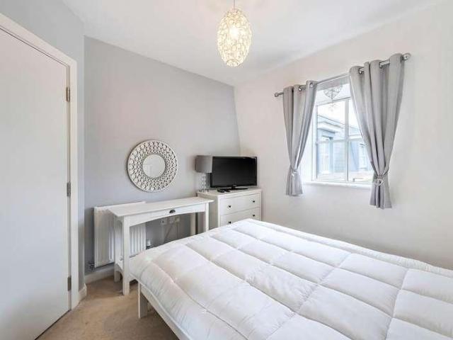 Flat for sale in Wallington, Greater London