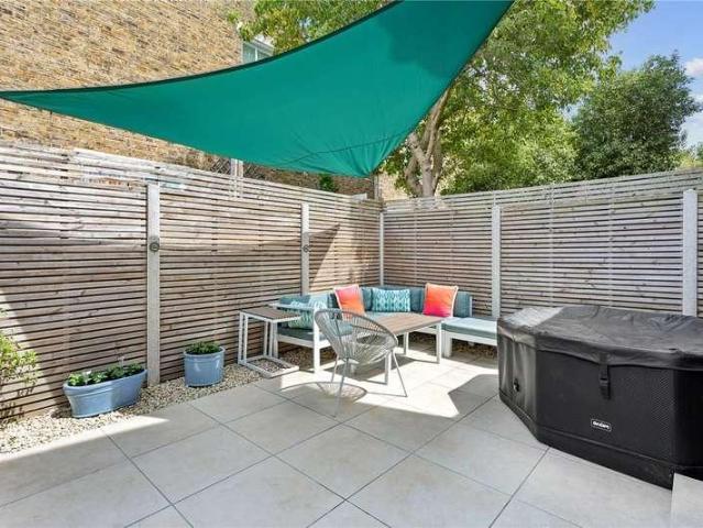 Flat for sale in Balham, Greater London