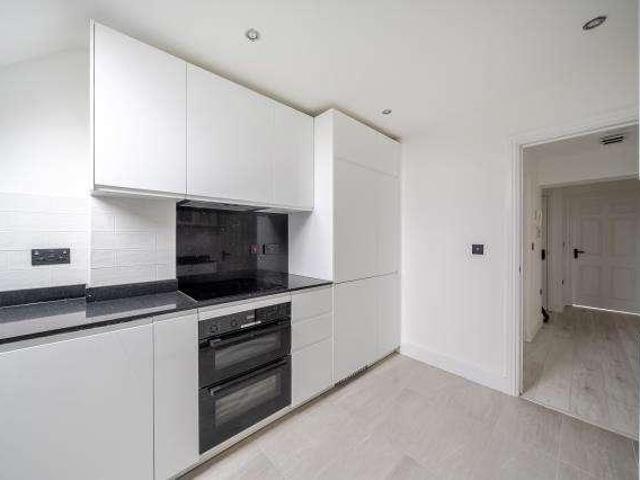 Flat for sale in North Sheen, Greater London
