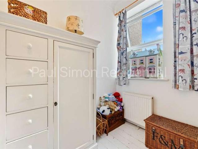 Flat for sale in The Gardens, Greater London
