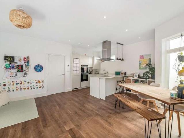 Flat for sale in London Borough of Croydon, South Norwood