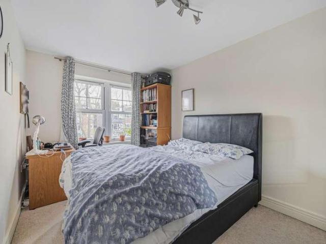 Flat for sale in Surbiton, Greater London