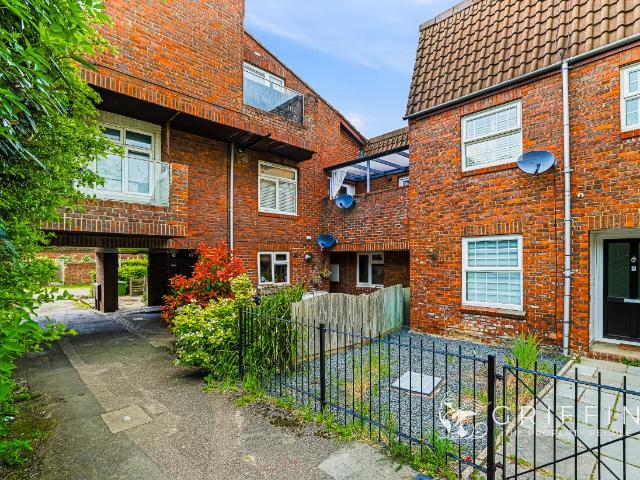 Flat for sale in Langdon Hills, Essex