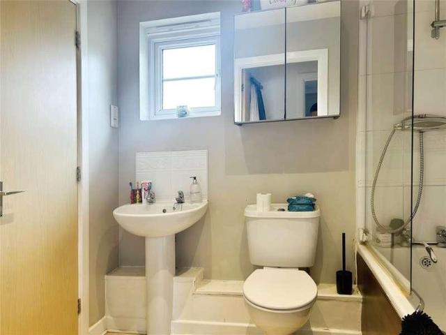 Flat for sale in Chipping Hill, Essex