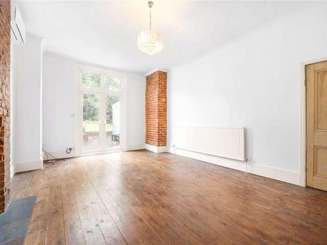 Flat for sale in Nunhead, Greater London