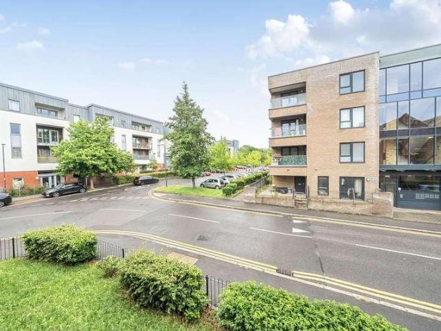 Flat for sale in Lane, Greater London