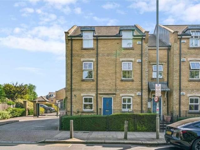 Flat for sale in Summerstown, Greater London