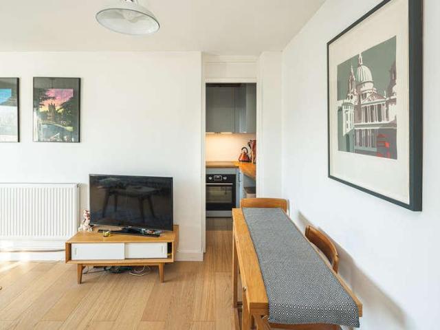 Flat for sale in Camberwell, Greater London