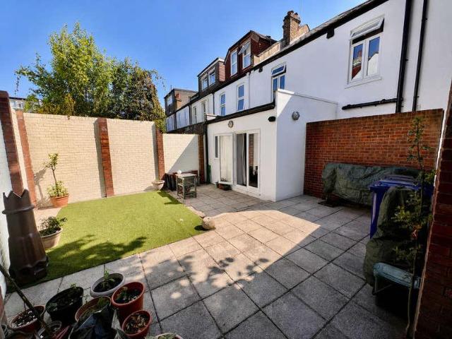 Flat for sale in London Borough of Ealing, Hanwell