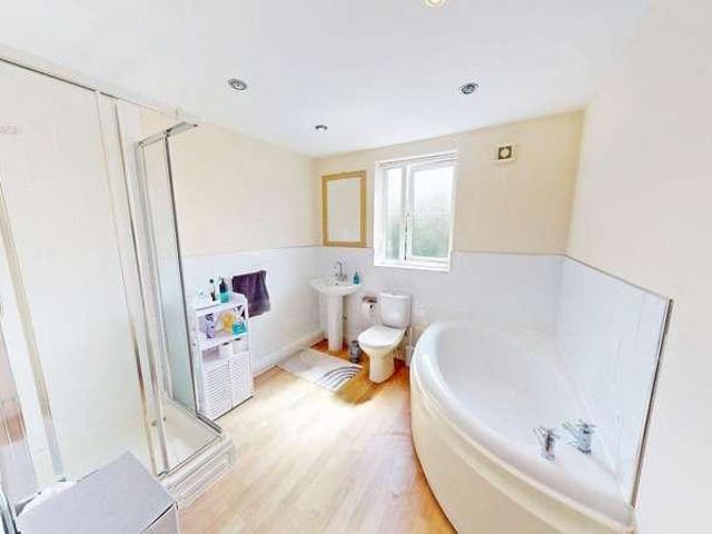 Flat for sale in Daisy Hill, Lee Bank
