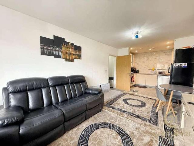 Flat for sale in London Borough of Ealing, Greater London