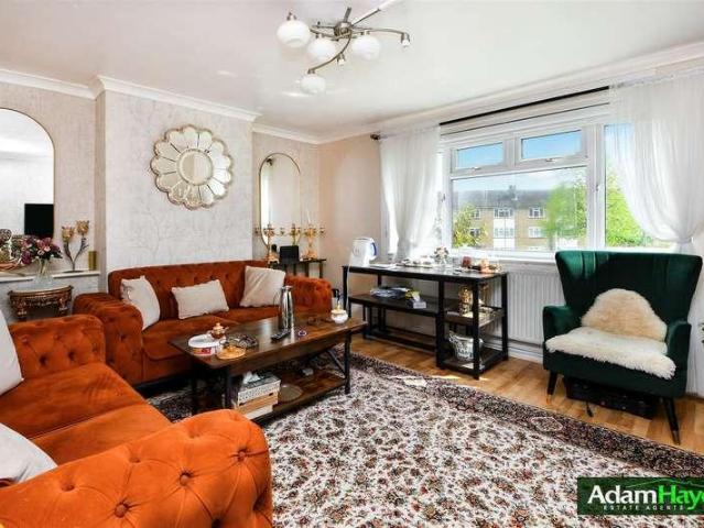 Flat for sale in Colney Hatch, Greater London