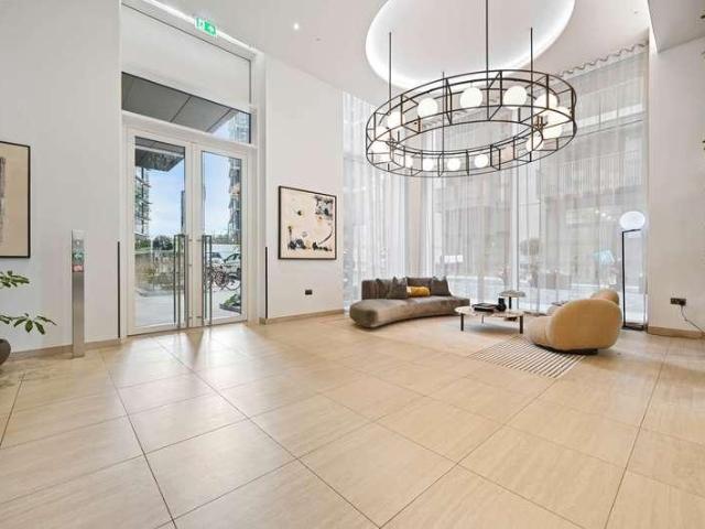 Flat for sale in Shepherd's Bush, Greater London