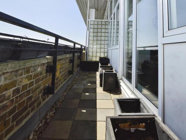 Flat for sale in E13, London