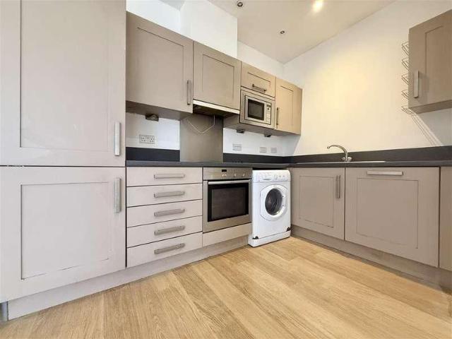 Flat for sale in Beckenham, Elmers End