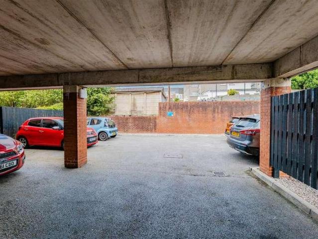 Flat for sale in Gibbonsdown, Barry
